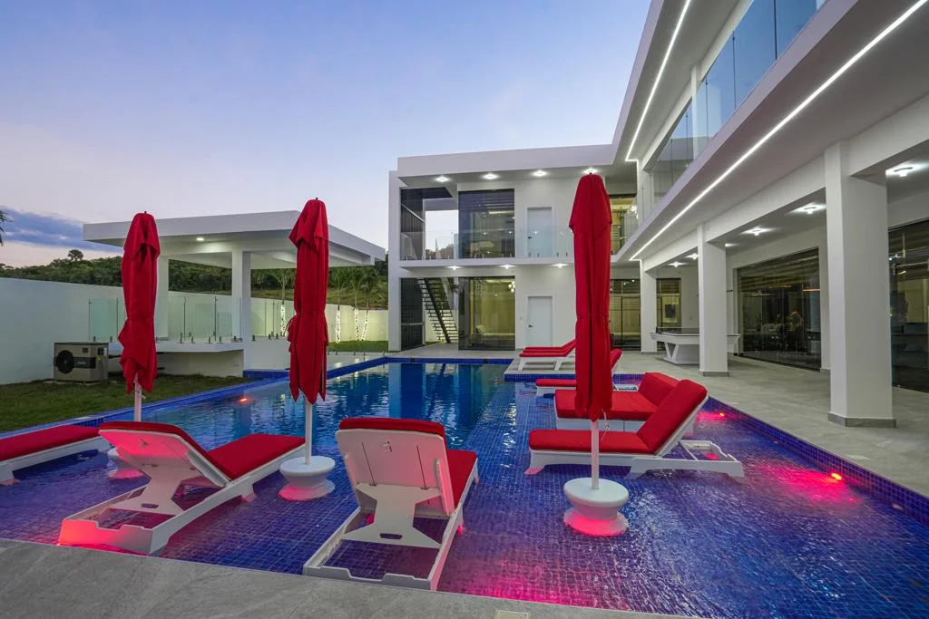 Luxury 13 bedrooms villa with discoteque POP airport - photo 1